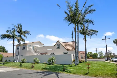 Cheerful 6-Bedroom Villa by the sea with hot tub