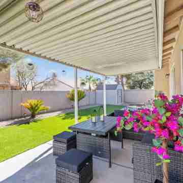 Modern Oasis: Cozy Retreat Near the Strip Others