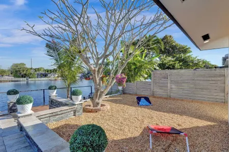 Waterfront Escape w Pool, Dockside Lounge & Games