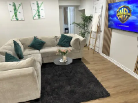 "Modern & Bright 2BR Retreat in Pickering – 12 mins from Waterfront