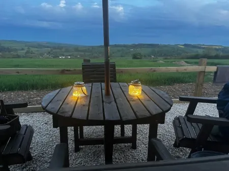 The Bus On The HillStay in total peace in Devon, home of 2 moors and 2 shores Отели рядом с достопримечательностью «Devon Railway Centre»