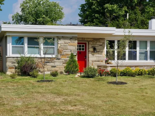 Charming one-level retreat near Philly with private yard, kid/pet friendly Hotels in Broomall