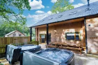 Throwley; woodland lodge for 14 with 2 hot tubs in the Staffordshire Moorlands