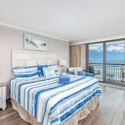 Oceanfront King Suite - Fabulous Views - King Bed - Indoor and Outdoor pools Rooms