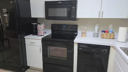 Centrally located 3-bdrm condo, sleeps 6; 6 min drive  to Daytona Beach, Florida Отели рядом с достопримечательностью «Lavender Fields Day Spa»