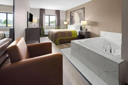 수퍼 8 바이 윈덤 헨리에타/로체스터 에어리어