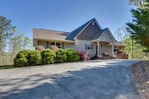 Lakemont Retreat Game Room, Hot Tub, and Mtn Views! - Kylpylä