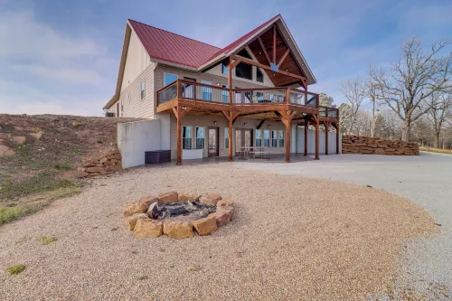 Spacious Harrison Vacation Rental w/ Deck & Views! - Parkplatz