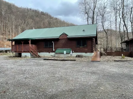 Fall Foliage Riverfront Cabin w/Hot Tub, King Bed, EV & Firepit & Mountain Views