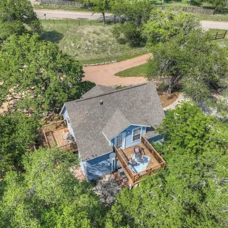 Cactus Flower Treehouse-Pet Friendly-Hill Country Views!