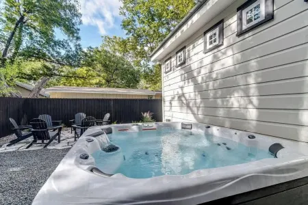 Southern Charm - Near Main with Hot Tub