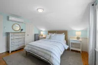 Historic home with modern amenities in the heart of town, walk everywhere! Hotel a Marblehead