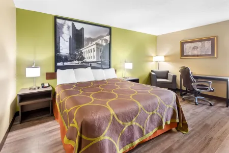 Super 8 by Wyndham Bellefontaine Отели в г. Расселлс Пойнт