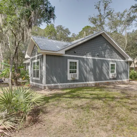Charming Darien Hideaway w/ Porch, Near Downtown!