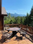 Cozy 2-bdrm dogs-welcome cabin w/ hot tub in private riverfront setting