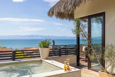 Spectacular corner villa at PortaFortuna, Punta Mita - golf cart, pool & hot tub Отели рядом с достопримечательностью «Playa punta mita»