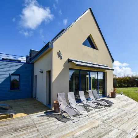 Seaside Villa with Pool in Moëlan