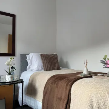 10 Bed Flat - Sleeps 20 - Pets - Parking - Wifi