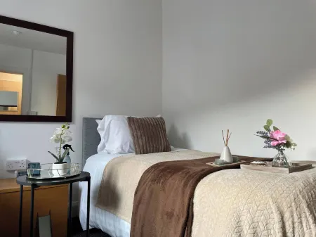 10 Bed Flat - Sleeps 20 - Pets - Parking - Wifi