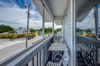 Tropical Oasis Pool Kayak Bikes fish from dock Hotels in Matlacha