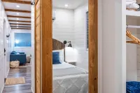 The Honeycomb-Tiny Container Home 12 Min. to Magnolia/Baylor Hotels in China Spring