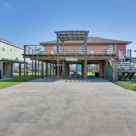 Walk to Shore and Restaurants Surfside Beach Home!