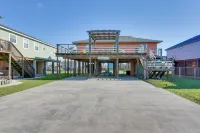 Walk to Shore and Restaurants Surfside Beach Home! - Wifi