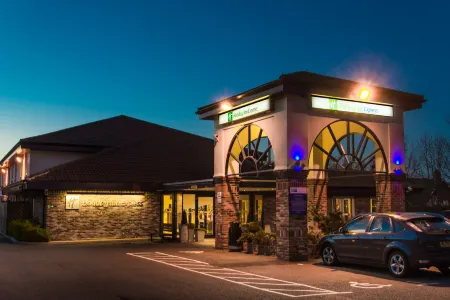 Holiday Inn Express Peterborough Отели рядом с достопримечательностью «Longthorpe Tower»