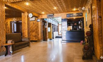 Hotel York (5 Mins Walk to Dal Lake)