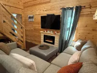 Romantic Cabin Hideaway — Outdoor Rain Shower, Soaking Tub & Fire Pit