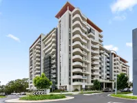 Luxe 2-Bed: Modern Interiors, Balcony & BBQ Area Hotels in Lidcombe
