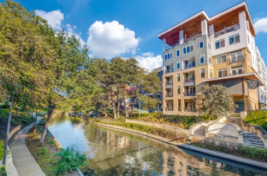 Riverwalk Luxury Condo Steps to DT Free Parking