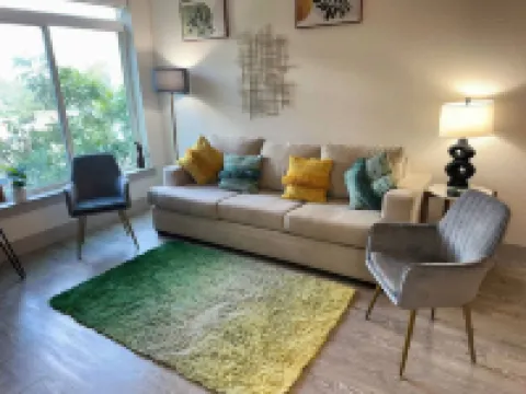 Riverwalk Luxury Condo Steps to DT Free Parking