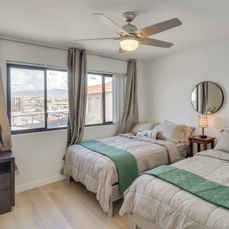 < 2 Mi to London Bridge: Chic Condo w/ Pool Access