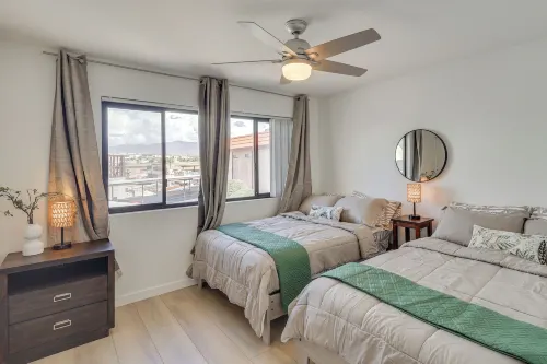 < 2 Mi to London Bridge: Chic Condo w/ Pool Access - 3-Star