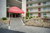 Steps to Eats & Shops! Stylish Gatlinburg Condo - Homestays