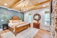 Luxurious Clarkesville Cabin w/ Decks & Fire Pit - parking