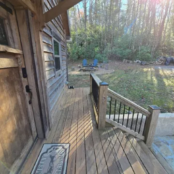 Charming Rustic Cabin with a Loft, Fire Pit and Creek in Enchanting Dahlonega