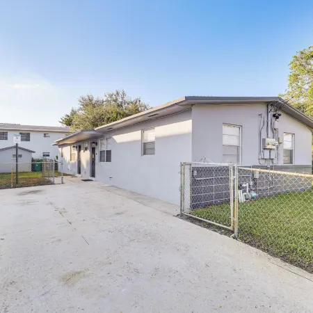 Walk to Shops, Dining & Casino: Dania Beach Home
