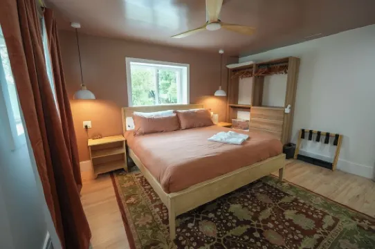 Modern 4-Bedroom Home Charming Ocala w/ Self Checkin, WiFi, AC, & Spacious Yard