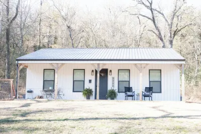 The Peach Cottage Near Horsehead Lake, University, Wedding Venues, Ozark Mtns! โรงแรมใน