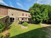 Maison en Pierre Avec Piscine Privée Dans un Domaine Clos et Arboré de 2200 m2 Hotels in Vorey