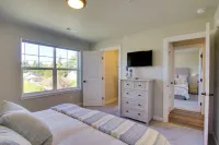 Monroe Apartment Near Evergreen State Fairgrounds! - parking