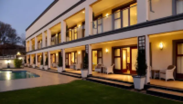 อินน์ แอนด์ เอาท์ พลัส เครกฮอลล์