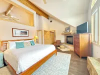 Near Slopes, Private Family Home, HotTub, Centrally located to all Ski Resorts!