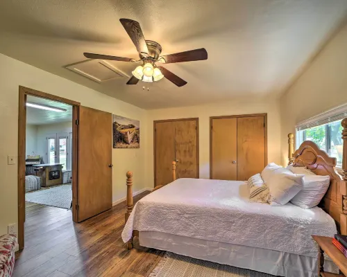 Historic Disney Home w/ Grill, Walk to Lake! Hoteles en Condado de Mayes