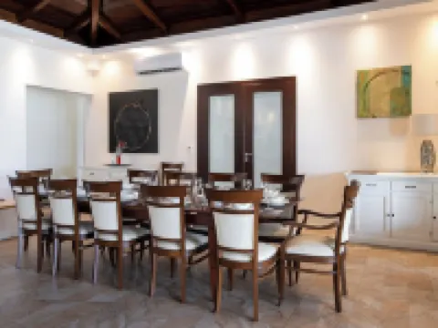 Direct Beachfront 6 BDR/en-suite /maid included. Excellent service. Rare gem (A) Hotels in Guana Bay