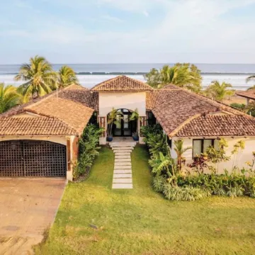 Beachfront Home + Private Pool, Playa Venao, Sleeps 10+