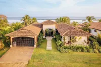 Beachfront Home + Private Pool, Playa Venao, Sleeps 10+ Hotels in 