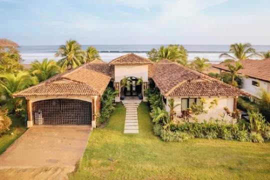 Beachfront Home + Private Pool, Playa Venao, Sleeps 10+